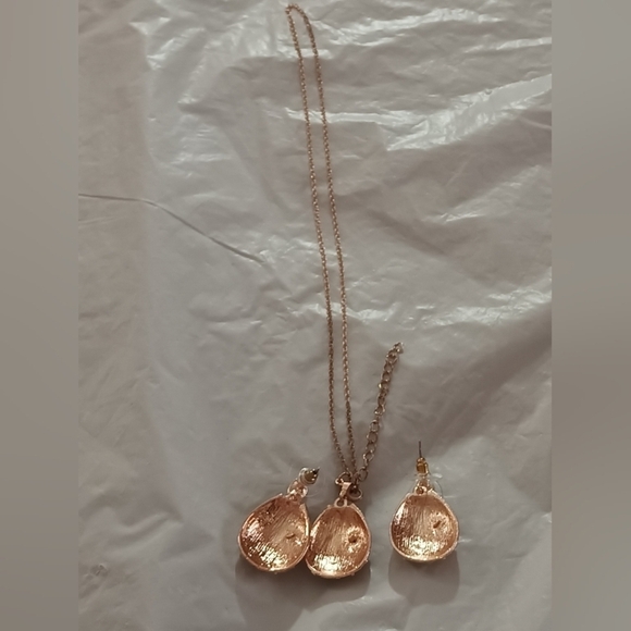 Rose Gold Pearl Teardrop Pendant Necklace and Earrings Set - Picture 4 of 7